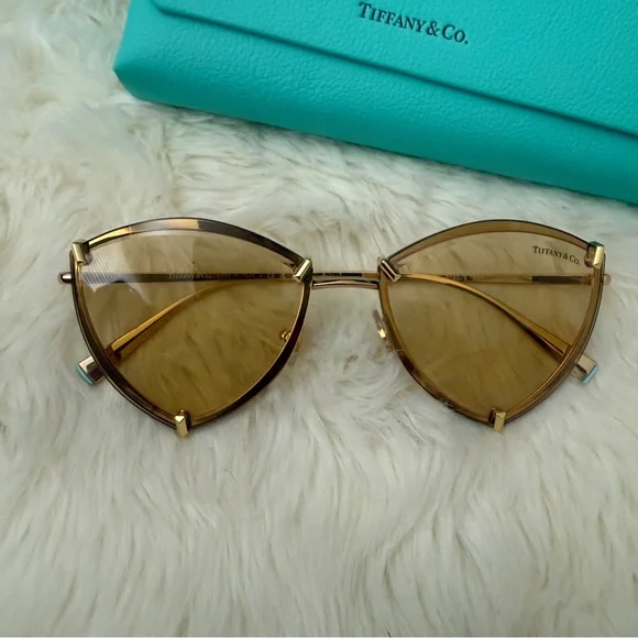 Tiffany & Co.
Cat-Eye Mirrored Sunglasses brand new - Picture 6 of 8